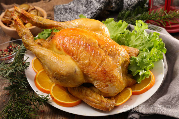 烤鸡盘子里有蔬菜近景