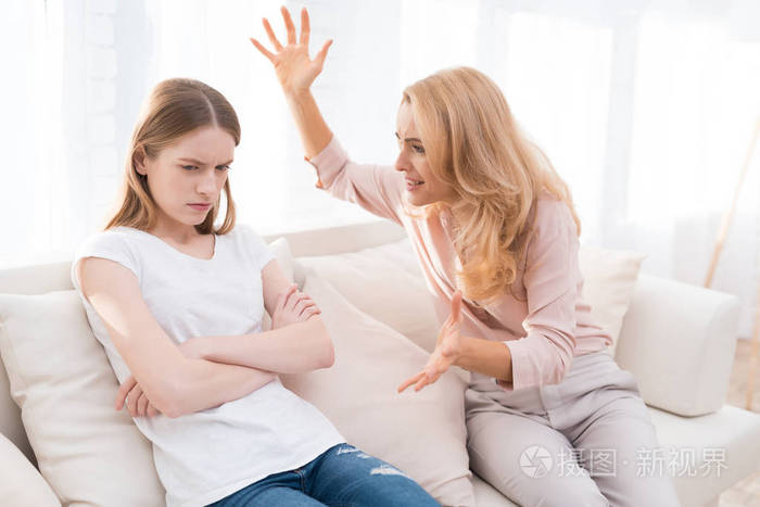 妈妈和一个十几岁的女儿在吵架 他们有着复杂的关系.