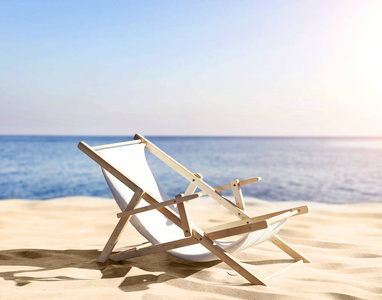 海滨沙滩上的躺椅