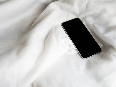 羽绒被床上空空如也的黑色手机屏幕