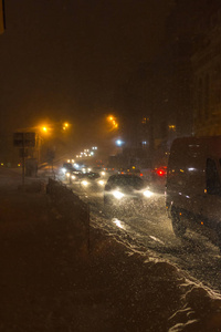 在强降雪严重交通道路上行驶的一辆车