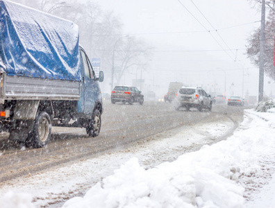 暴风雪 能见度差 圆滑的道路有很多的交通