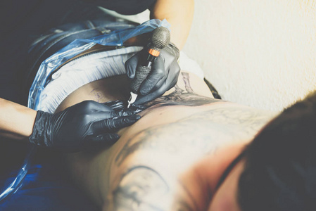 纹身艺术家在身体上绘画艺术