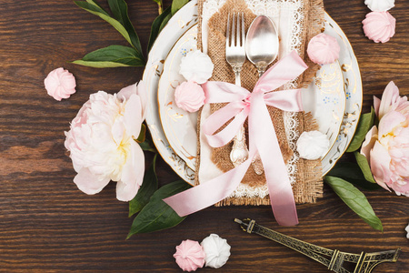 餐具的淡粉色牡丹和蛋白甜饼