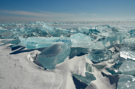俄罗斯。 西伯利亚东部。 令人惊讶的是，贝加尔湖冰的透明度，因为缺乏雪和极端寒冷的冬天。