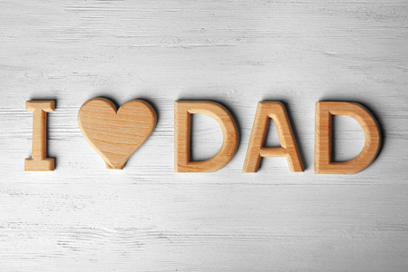 用木制背景的字母 我爱爸爸 来问候父亲节