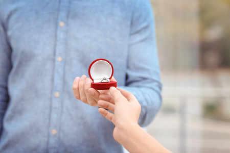 男子求婚与美丽的订婚戒指, 特写