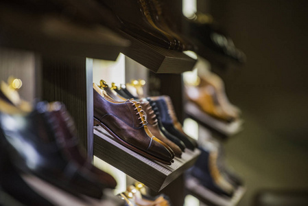 巴黎一家豪华商店里的男鞋。