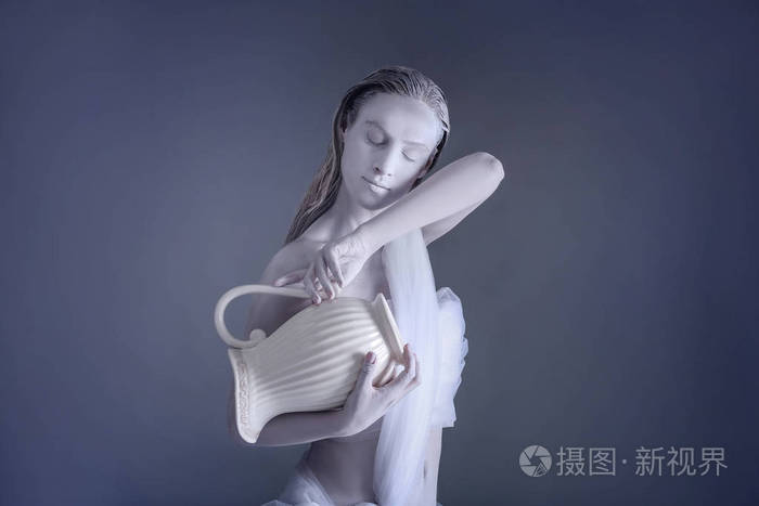 美丽的年轻女子与惊人的身体艺术水瓶座反对灰色背景 星座概念照片 正版商用图片10mch6 摄图新视界