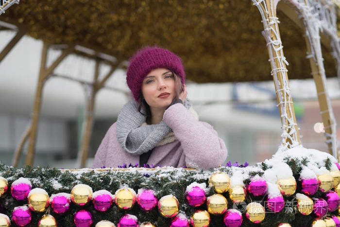 圣诞节时,年轻漂亮的女孩在冬天户外摆姿势