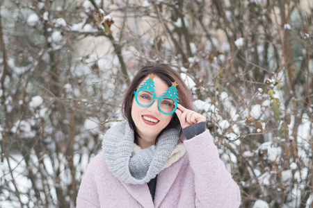 圣诞眼镜公园里一个美丽的冬姑娘的画像