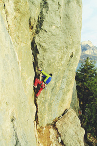 攀岩者提升具有挑战性的悬崖。极限运动 climbi