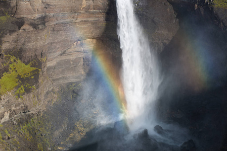 Haifoss 瀑布与彩虹的片段