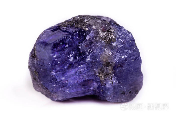 白色背景下的宏观矿物石坦桑石