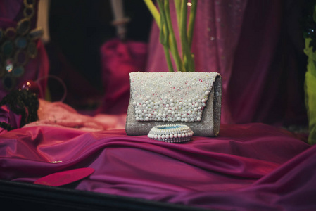 巴黎一家奢侈品商店橱窗里的女手提包