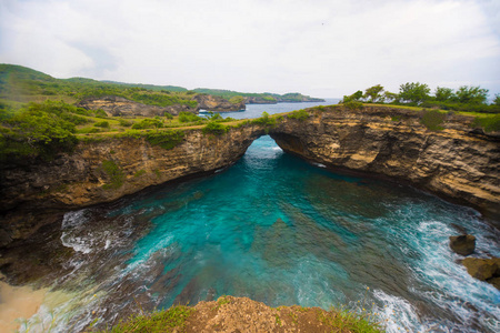 破碎的海滩是美丽的岩石海岸线在 Penida 岛执行到巴厘岛