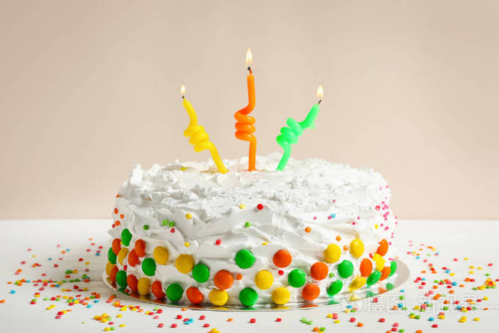 放在桌上的生日蛋糕图片