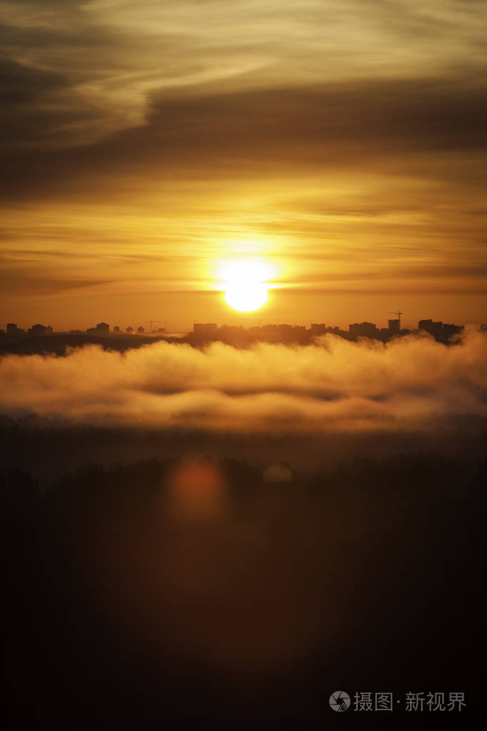 秋天的早晨云霞雾图片
