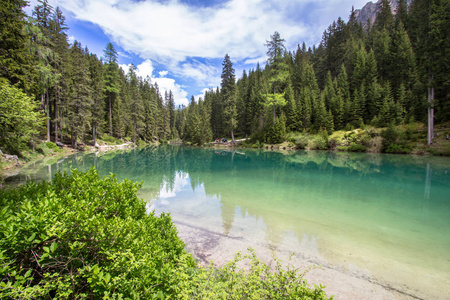 Braies 湖在白云岩, 意大利