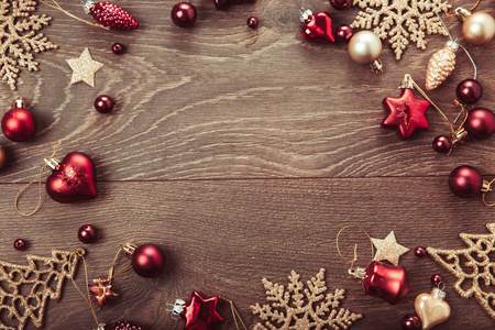 圣诞作文云杉枝, 圣诞树, 圣诞节粉红色装饰白色背景带丝带的节日球