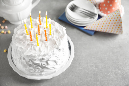 桌上有蜡烛的美味生日蛋糕