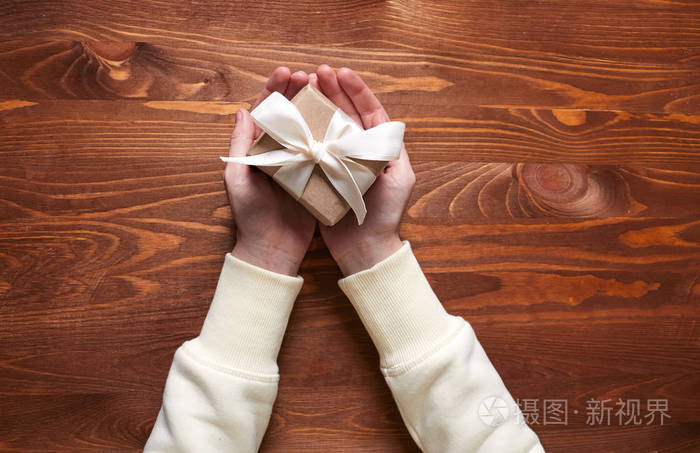 双手捧着手工礼品盒合拢