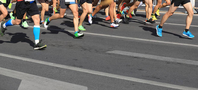 跑在城市道路上的马拉松运动员的腿