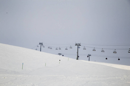 滑雪下坡上关闭刚刚下过雪的滑雪坡。高加索山脉，格鲁吉亚，滑雪度假村 gudauri