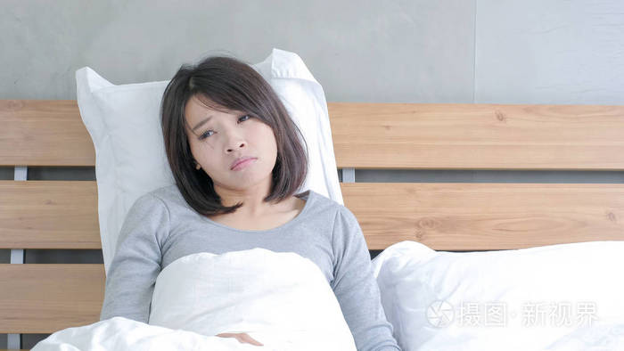 发烧的病妇躺在床上