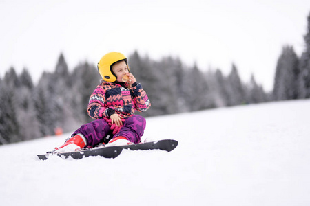 快乐的小女孩滑雪下山