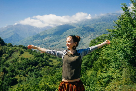 高加索山背景下的快乐旅游女孩