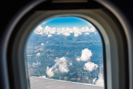从一架飞越泰国的飞机的窗口看