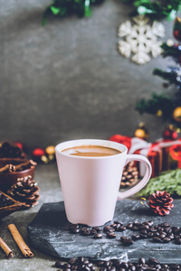 热咖啡杯配圣诞装饰