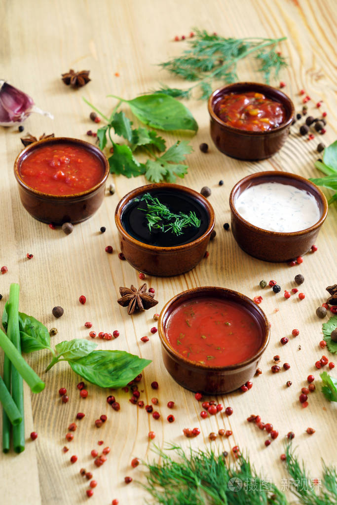 木制桌子上有不同种类的酱汁