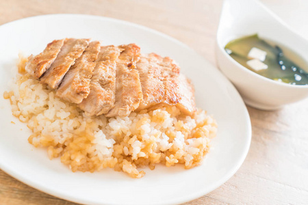 红烧猪肉荣登饭味噌汤图片