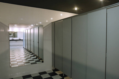 公共厕所配有镜子的现代内部图片