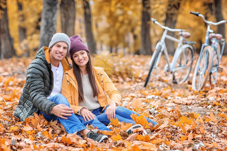 年轻夫妇骑自行车后在森林里休息