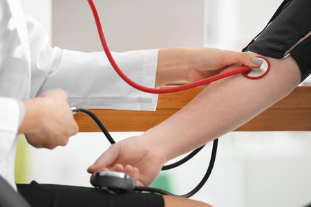 年轻女性医生测量超重妇女血压的临床分析