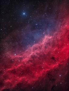 珀尔修斯星座中的加利福尼亚星云和明亮的星门基布