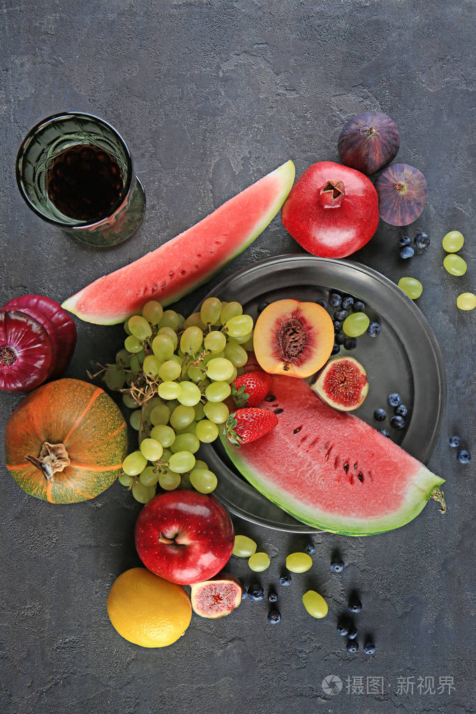 餐桌上不同水果蔬菜的组合