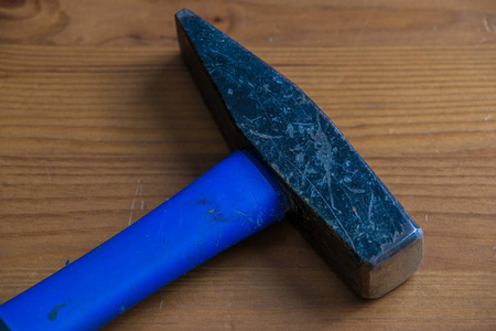 木桌上的蓝锤头