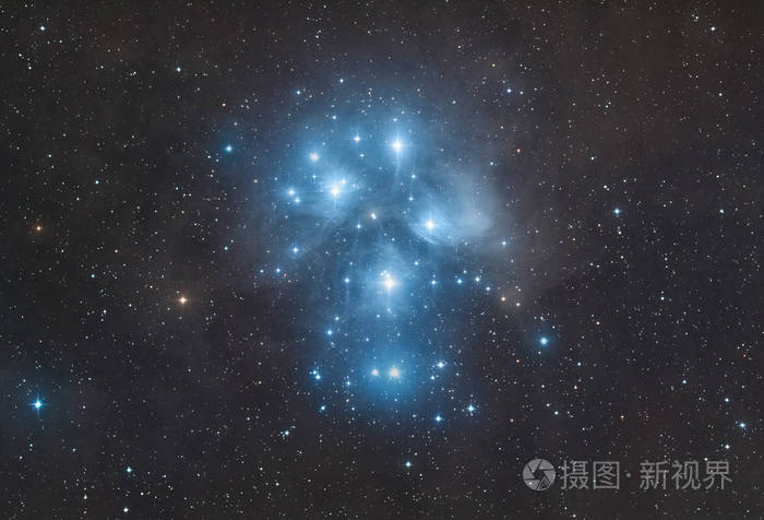 大金牛座中的褶皱星团messier45