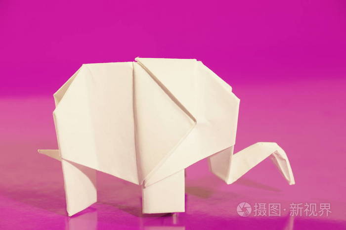 一只纸白大象被隔离在明亮的彩色背景上. 日本艺术.