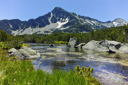 保加利亚西弗里亚峰和班斯基湖的景观