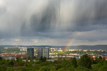 壮观的雨云和彩虹遍布城市图片