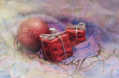 纺织品颜色纹理背景上的圣诞装饰品