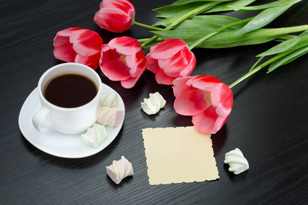 杯咖啡, 棉花糖, 空白明信片和粉红色的郁金香