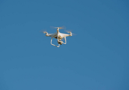 无人机被控制并在空中飞行图片