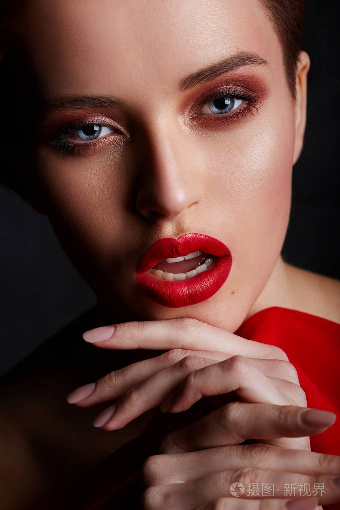 美丽的模特女孩,红色丰满的嘴唇,完美的组成蓝色的眼睛.