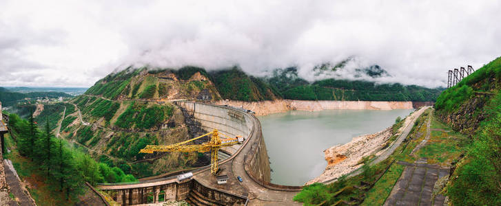 恩古里水电站的全景。 英古里大坝旁边的jvari水库，周围是佐治亚州斯瓦内蒂上山。 世界第二高混凝土拱坝